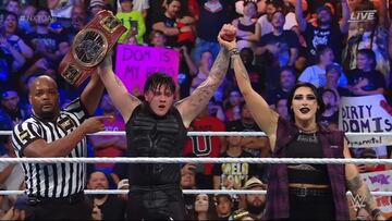 Momento en que Dominik Mysterio festeja con el campeonato de Norte América.
