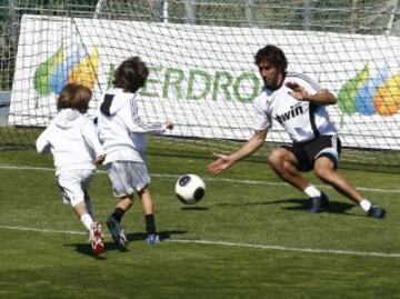 Raúl juega con sus hijos en un entrenamiento con el Real Madrid.