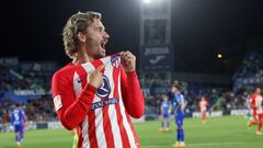 GETAFE, 15/05/2024.- El delantero francés del Atlético de Madrid, Antoine Griezmann, celebra el tercer gol del equipo rojiblanco durante el encuentro correspondiente a la jornada 36 de Primera División que Getafe y Atlético de Madrid disputan hoy miércoles en el Coliseum de Getafe. EFE / Mariscal
