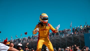 Alex Palou celebra su victoria con el Chip Ganassi en St. Petersburg durante la primera carrera del año para la IndyCar.