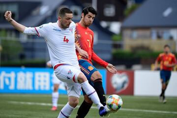 Atli Gregersen con Álvaro Morata.