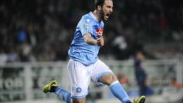 Higua&iacute;n celebra su gol.