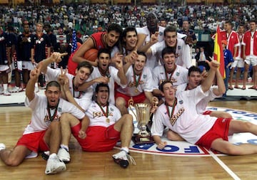 El 23 de julio de 1999, en Lisboa, la generación de oro del baloncesto español hizo su aparición para imponerse por 94-87 al todopoderoso combinado estadounidense. Una victoria tan inopinada como merecida, fraguada en el talento de una camada que dominó el baloncesto internacional años después y que tuvo como grandes referentes a Pau Gasol, Juan Carlos Navarro… y a Felipe Reyes, que se fue a los 9 puntos en esa final. Un año antes, en el campeonato de Europa, España también se hizo con el oro con un equipo prácticamente idéntico. Dos títulos que no hacían más que presagiar lo que estaba por venir