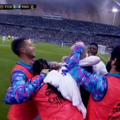 Minuto 98 de una semi, en el punto de penalti y a Vini se le ocurre esto