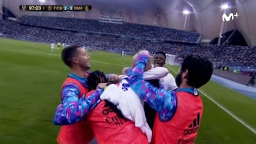 Minuto 98 de una semi, en el punto de penalti y a Vini se le ocurre esto