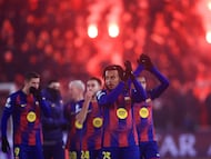 PRAGUE (Czech Republic), 21/01/2026.- Barcelona's Jules Kounde (C-front) greets their supporters, as flares lighted by their fans in the tribune is seen in the background, after winning the UEFA Champions League match between SK Slavia Praha and FC Barcelona, in Prague, Czechia, 21 January 2026. (Liga de Campeones, Praga) EFE/EPA/MARTIN DIVISEK