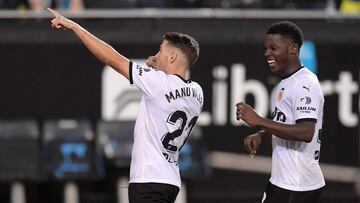 Manu Vallejo celebra uno de sus goles con el Valencia.