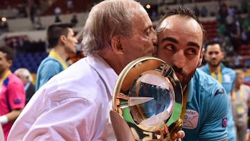 Jos&eacute; Mar&iacute;a Garc&iacute;a besa a Ricardinho tras ganar la UEFA Futsal Cup 2018 con el Movistar Inter en Zaragoza.