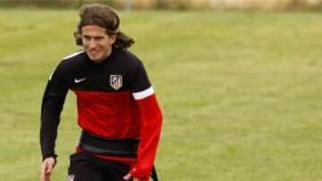 El brasileño Filipe Luis, defensa del Atlético de Madrid, es baja por molestias en el aductor para el partido de mañana contra el Levante en el estadio Ciudad de Valencia.