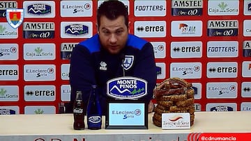 Una 'monta?a' de torreznos, protagonista en la rueda de prensa de Diego Mart¨ªnez