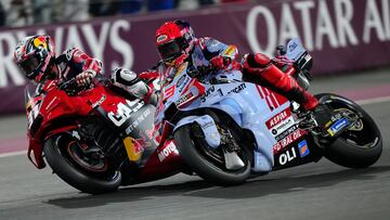 Acosta adelanta a Márquez durante el GP de Qatar.