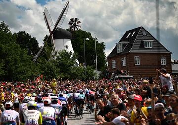 Seguidores disfrutando de la segunda etapa del Tour de Francia 2022.