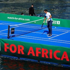 Federer y Murray 'se entrenan' flotando en el río de Zúrich