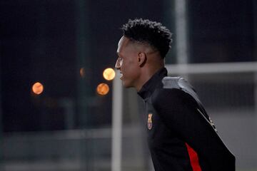 El defensa colombiano del Barcelona, Yerry Mina, durante el entrenamiento del equipo en la ciudad deportiva Joan Gamper, en la víspera del partido de liga que les enfrenta mañana a la Real Sociedad. 