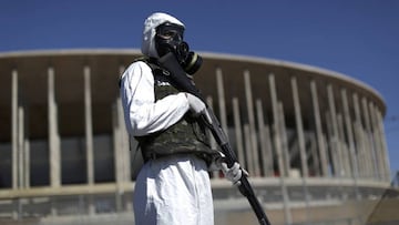 Un soldado en un simulacro contra ataques químicos en Río.