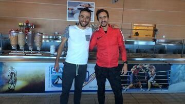 Luis Ángel Maté posa con el atleta Manuel Olmedo durante su concentración en Sierra Nevada para ultimar su puesta a punto para 2017 antes de la pretemporada.