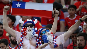 Futbol, Chile vs Uruguay.
 Hinchas de la seleccion chilena alientan a su equipo antes del partido clasificatorio al mundial de Rusia 2018 contra Uruguay disputado en el estadio Nacional de Santiago, Chile.
 15/11/2016
 Andres Pina/Photosport********
 
 Football, Chile vs Uruguay.
 Chile&#039;s fans cher their team prior to the Russia World Cup 2018 qualifying football match against Uruguay at the National stadium in Santiago, Chile.
 15/11/2016
 Andres Pina/Photosport