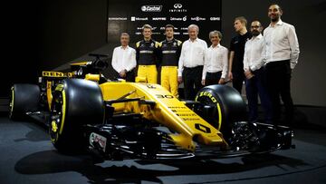 Pilotos y dirigentes de Renault posan junto al nuevo coche, el RS17.