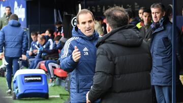 Saludo de los entrenadores, Jagoba arrasate y Simeone antes del encuentro.