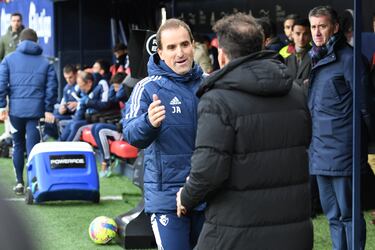 Saludo de los entrenadores, Jagoba arrasate y Simeone antes del encuentro.
