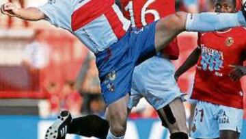 <b>LUCHADOR. </b>Moisés pelea un balón con uno de los centrales del Huesca, en un lance del partido de ayer.