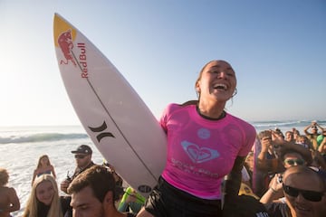 Otra chica completa el Top-10 de los mejor pagados en 2017. La triple campeona del mundo de surf ingresó un millón repartido de la siguiente manera: 806.000 dólares en publicidad y 194.000 en premios. Sponsors: Hurley, Red Bull, Subaru, Mayhem.