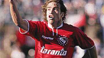 <b>ABRIÓ EL TRIUNFO</b>. Insúa celebra el primer gol del Independiente.