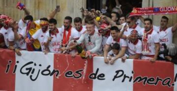 Gijón enloquece y la afición inunda las calles por el ascenso. Los jugadores lo celebran desde el balcón del Ayuntamiento