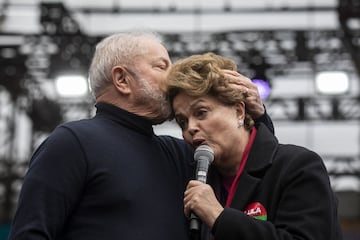 Lula, que intentará tener un tercer mandato como presidente, y Dilma Rousseff, antigua máxima dirigente, en un mitin antes de las elecciones generales.