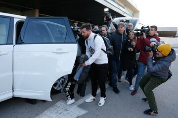 El jugador argentino y el uruguayo llegaron con sus respectivas familias al Aeropuerto de Barcelona tras disfrutar de las vacaciones de Navidad.