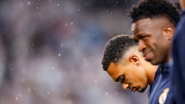 Concentración de Trent Alexander-Arnold antes del inicio del encuentro frente al Red Bull Salzburgo.