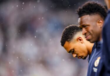 Concentración de Trent Alexander-Arnold antes del inicio del encuentro frente al Red Bull Salzburgo.