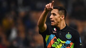 Inter Milan&#039;s Chilean forward Alexis Sanchez gestures during the UEFA Champions League Group D football match between Inter Milan and FC Sheriff Tiraspol on October 19, 2021 at the Giuseppe-Meazza (San Siro) stadium in Milan. (Photo by Marco BERTORELLO / AFP)