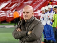 AME2041. BOGOTÁ (COLOMBIA), 09/04/2026.- El entrenador de Santa Fe, Pablo Repetto, asiste a un partido de la fase de grupos de la Copa Libertadores entre Independiente Santa Fe y Peñarol este jueves, en el estadio El Campín, en Bogotá (Colombia). EFE/ Mauricio Dueñas Castañeda