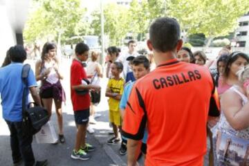 Los aficionados esperan en la puerta del Santiago Bernabéu.