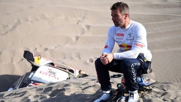 Sebastien Loeb tras su abandono en el Dakar.