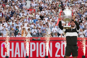 Carlos Alcaraz alza el Trofeo de Campen del Campeonato HSBC 2025. 
