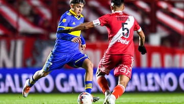 BUENOS AIRES, ARGENTINA - JULY 19: Exequiel Zeballos of Boca Juniors fights for the ball with Fausto Vera of Argentinos Juniors during a match between Argentinos Juniors and Boca Juniors as part of Liga Profesional 2022 at Diego Maradona Stadium on July 19, 2022 in Buenos Aires, Argentina. (Photo by Marcelo Endelli/Getty Images)