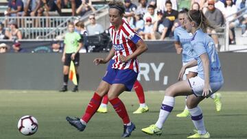 Amanda, del Atl&eacute;tico de Madrid, protege el bal&oacute;n en un duelo de pretemporada ante el Manchester City. 