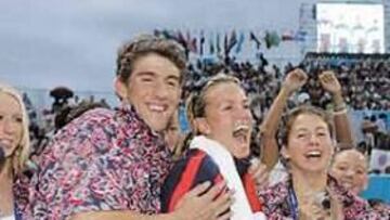 <b>FIESTA. </b>Phelps, durante la ceremonia de clausura haciendo amigas.