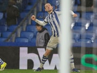 SAN SEBASTIÁN, 25/01/2026.- El delantero de la Real Sociedad Mikel Oyarzabal celebra su segundo gol y segundo del equipo donostiarra, durante el partido de la jornada 21 de LaLiga disputado entre la Real Sociedad y el Celta de Vigo este domingo en el estadio de Anoeta, en San Sebastián. EFE/Javier Etxezarreta