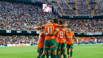 Varios jugadores del Valencia celebran un gol en Mestalla.