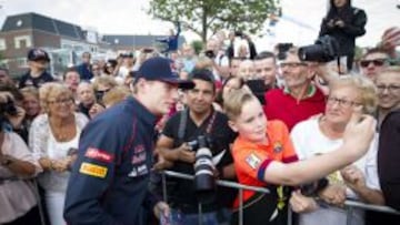 Verstappen junto a los aficionados.