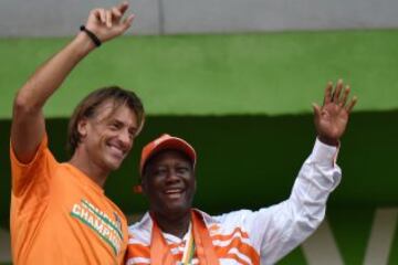 La ciudad de Abidjan se llenó de una multitud de marfileños deseosos de ver a su selección como campeones de África. El Presidente de Costa de Marfil, Alassane Ouattara con el seleccionador, Herve Renard.