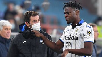 Duván Zapata, delantero del Atalanta, salió lesionado en el último minuto del primer tiempo ante Genoa. El colombiano sintió una molestia muscular