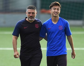 Hiroki Abe and Barça B team coach Francesc Xavier Garcia Pimienta