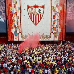 Unos 2.000 hinchas piden la dimisión del Consejo del Sevilla