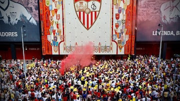 Los aficionados del Sevilla se manifestaron ante el mosaico de Preferencia.