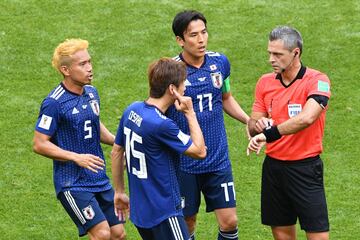 El arbitro tuvo que señalar su muñeca para enseñar a los jugadores japoneses que el balón había traspasado la línea de meta. 