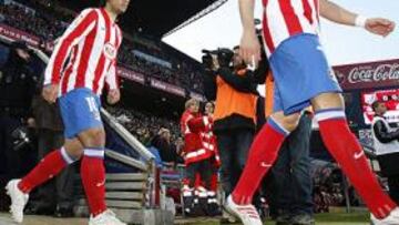 <b>APOYADOS. </b>Los jugadores del Atlético se sentirán arropados por la afición del Atlético. Forlán, Agüero y Simao deben llevar al equipo a una victoria que sería vital.